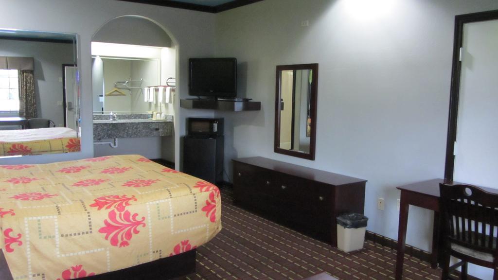 Palace Inn Houston Room photo